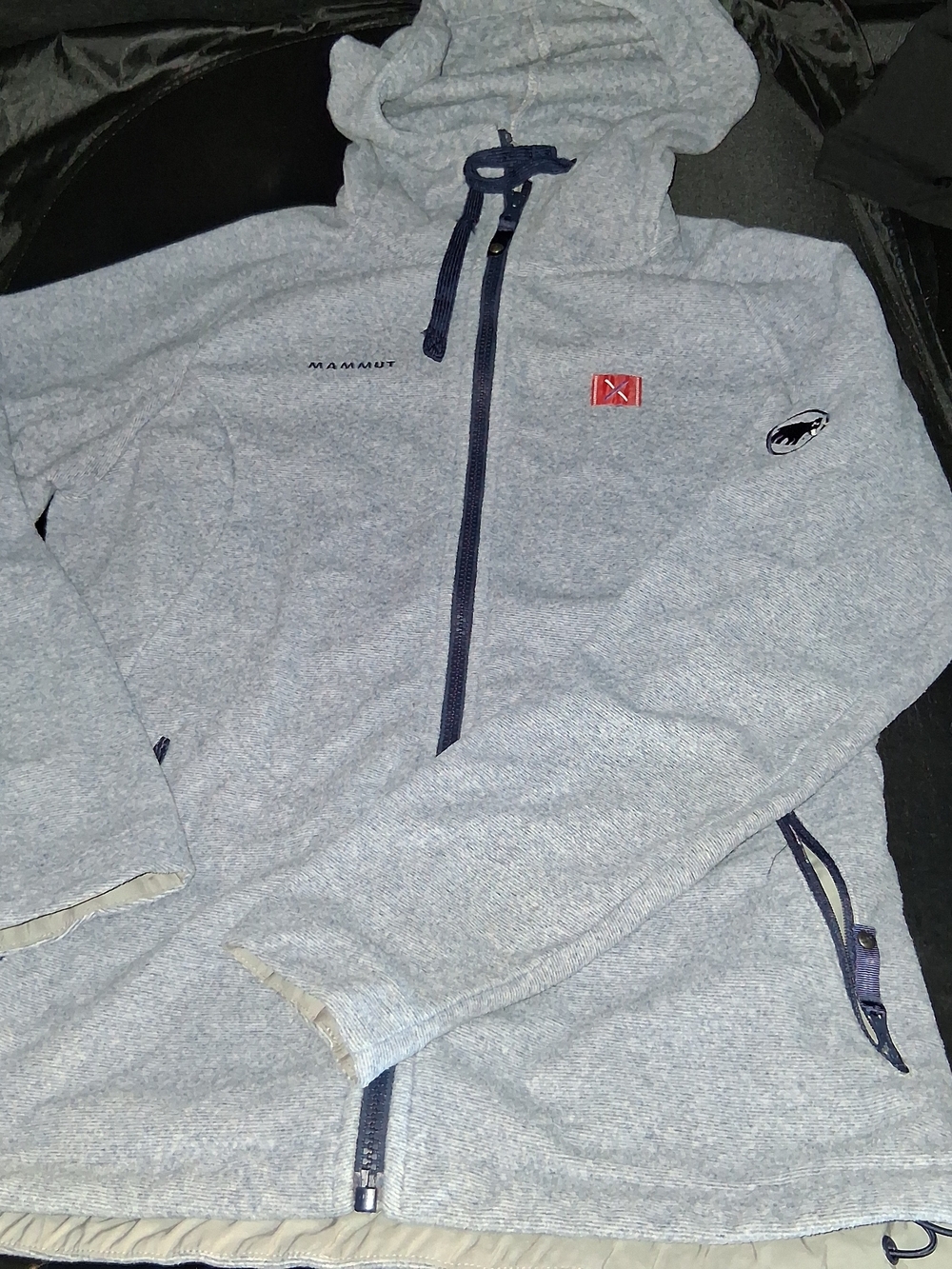 Mammut Men’s Light Grey Hooded Softshell Pullover with Navy Accents